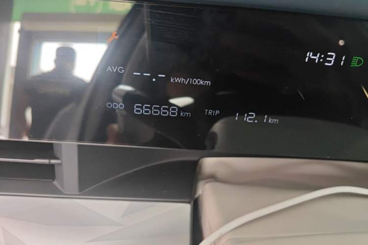 Used NETA L 2024 Extended-Range 310 Flash-Charge Red Edition Odometer Close Up