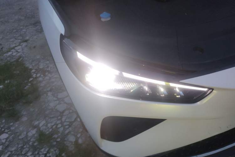 Used NETA L 2024 Extended-Range 310 Flash-Charge Red Edition Right Front Headlight