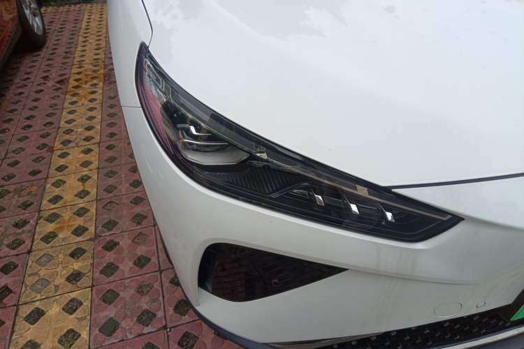 Used NETA L 2024 Extended-Range 310 Flash-Charge Red Edition Right Front Headlight