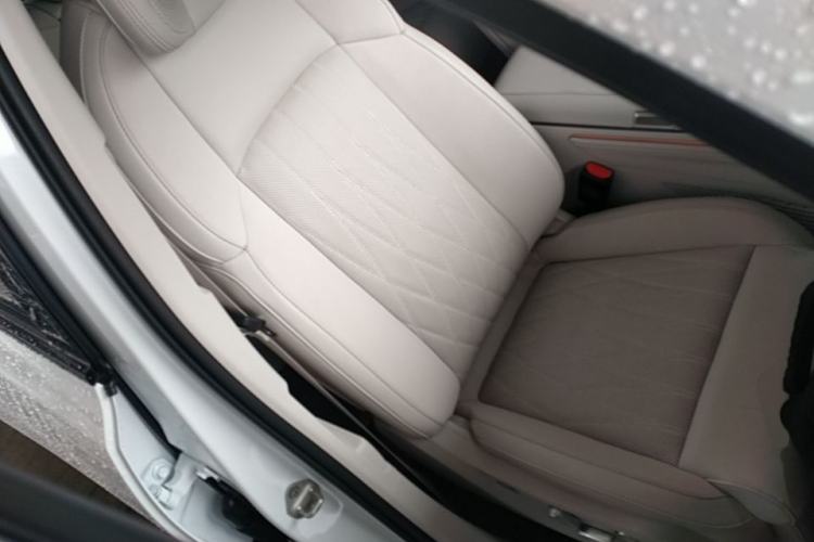 Used NETA L 2024 Extended-Range 310 Flash-Charge Red Edition Right Front Seat