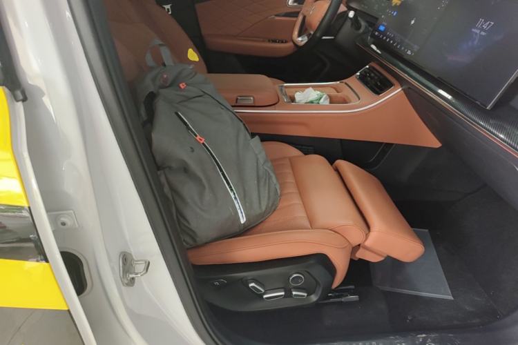Used NETA L 2024 Extended-Range 310 Flash-Charge Red Edition Right Front Seat