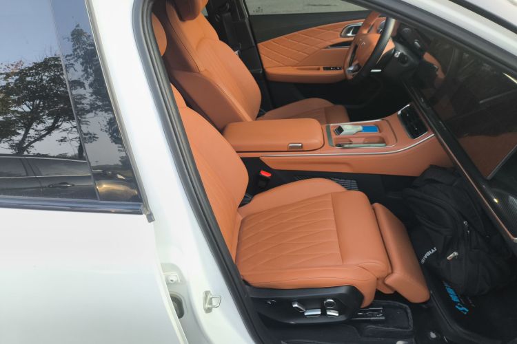 Used NETA L 2024 Extended-Range 310 Flash-Charge Red Edition Right Front Seat