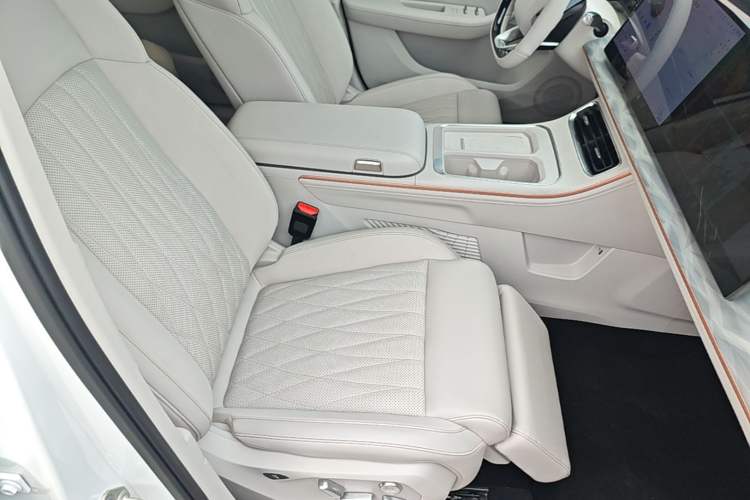 Used NETA L 2024 Extended-Range 310 Flash-Charge Red Edition Right Front Seat