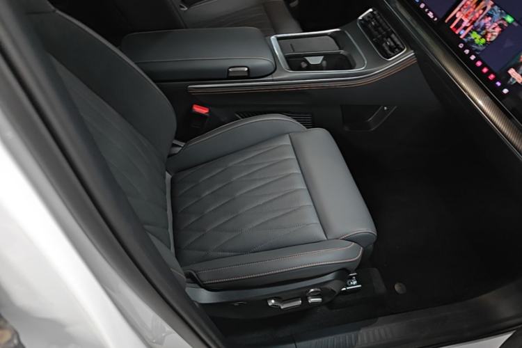 Used NETA L 2024 Extended-Range 310 Flash-Charge Red Edition Right Front Seat