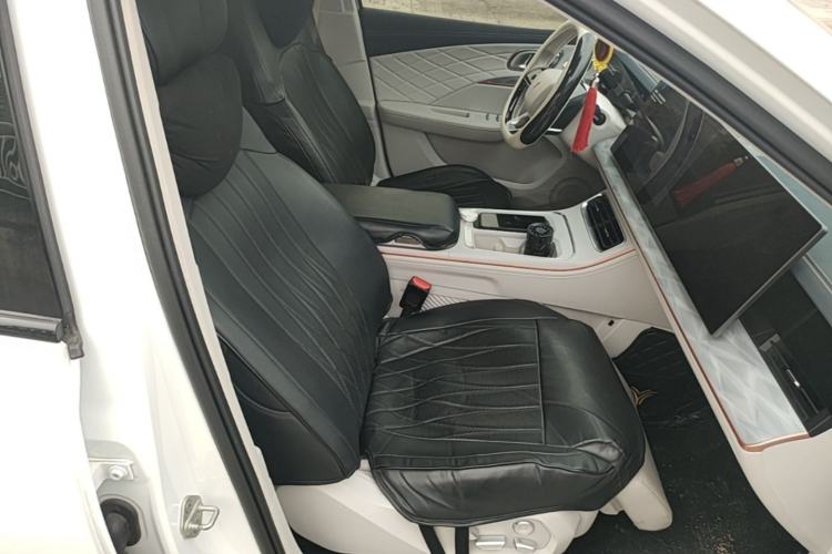 Used NETA L 2024 Extended-Range 310 Flash-Charge Red Edition Right Front Seat