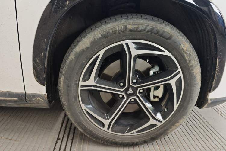 Used NETA L 2024 Extended-Range 310 Flash-Charge Red Edition Right Front Wheel Hub