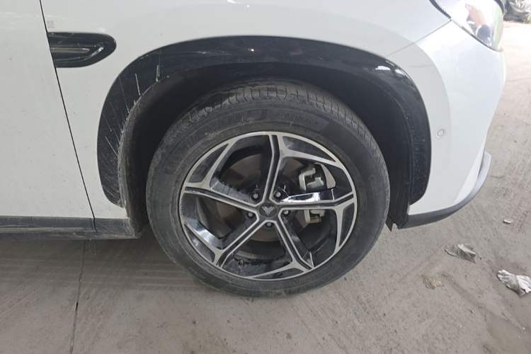 Used NETA L 2024 Extended-Range 220 Flash-Charge Edition Right Front Wheel Hub