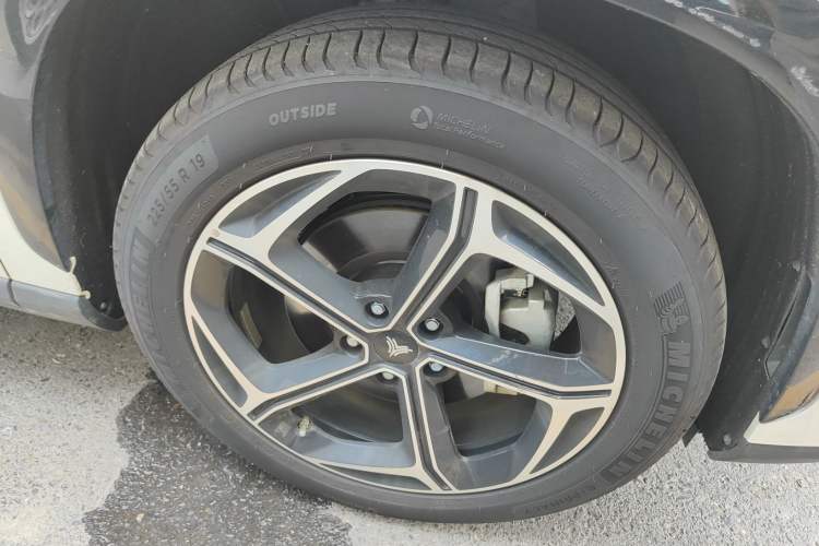 Used NETA L 2024 Extended-Range 310 Flash-Charge Red Edition Right Front Wheel Hub