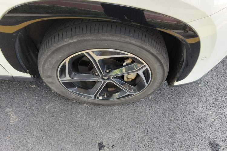 Used NETA L 2024 Extended-Range 310 Flash-Charge Red Edition Right Front Wheel Hub