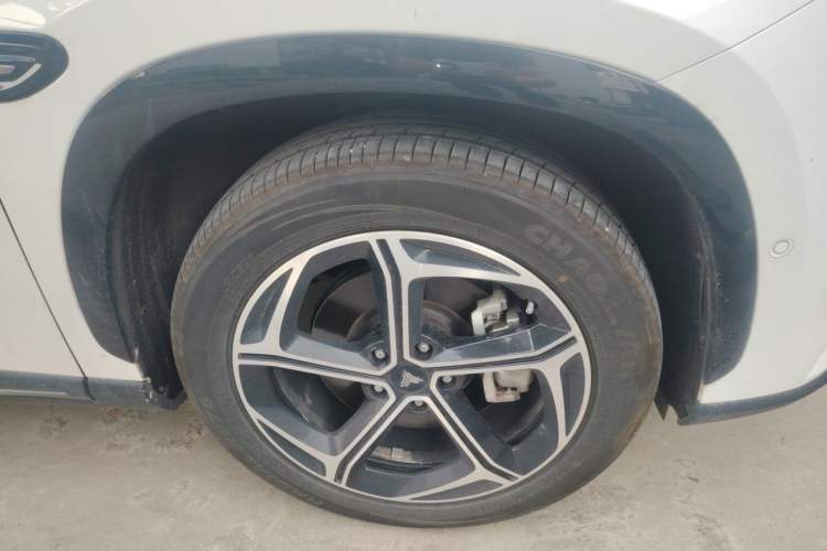 Used NETA L 2024 Extended-Range 310 Flash Charge PRO Edition Right Front Wheel Hub