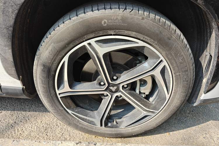 Used NETA L 2024 Extended-Range 310 Flash-Charge Red Edition Right Front Wheel Hub