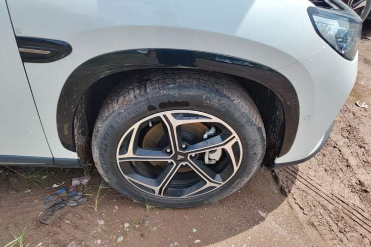 Used NETA L 2024 Extended-Range 310 Flash Charge PRO Edition Right Front Wheel Hub