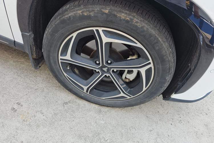 Used NETA L 2024 Extended-Range 310 Flash-Charge Red Edition Right Front Wheel Hub