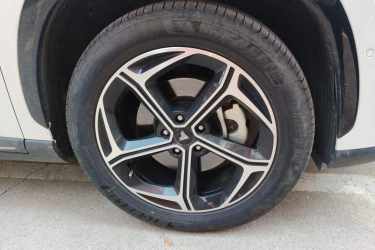 Used NETA L 2024 Extended-Range 310 Flash-Charge Red Edition Right Front Wheel Hub