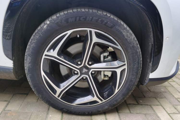 Used NETA L 2024 Extended-Range 310 Flash-Charge Red Edition Right Front Wheel Hub