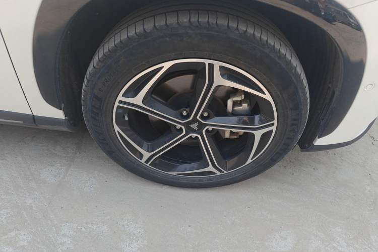 Used NETA L 2024 Extended-Range 310 Flash-Charge Red Edition Right Front Wheel Hub