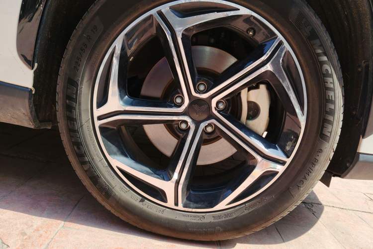 Used NETA L 2024 Extended-Range 310 Flash-Charge Red Edition Right Front Wheel Hub