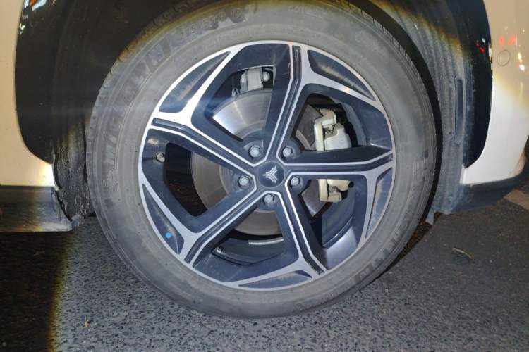 Used NETA L 2024 Pure Electric 510 Flash-Charge Red Edition Right Front Wheel Hub