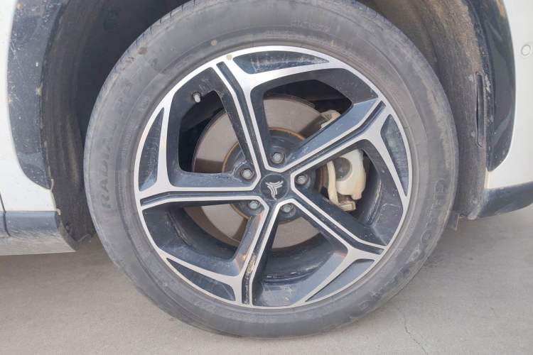 Used NETA L 2024 Extended-Range 310 Flash-Charge Red Edition Right Front Wheel Hub