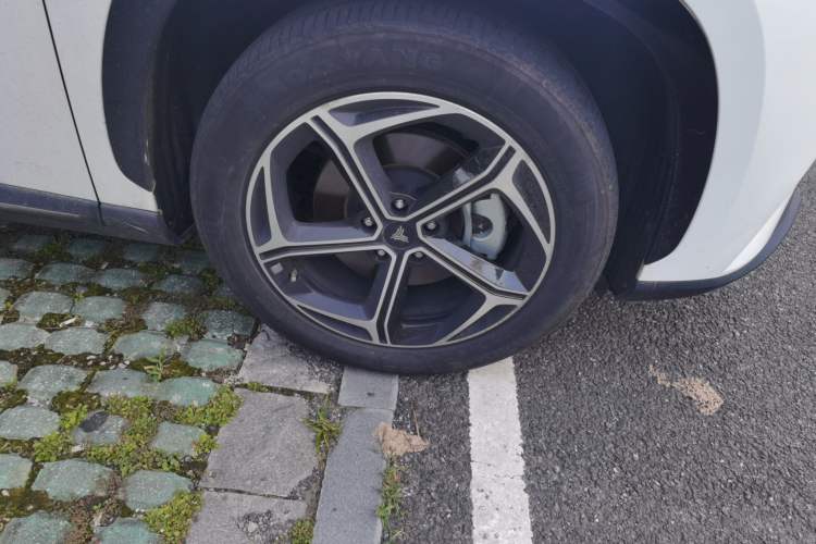 Used NETA L 2024 Extended-Range 310 Flash-Charge Edition Right Front Wheel Hub