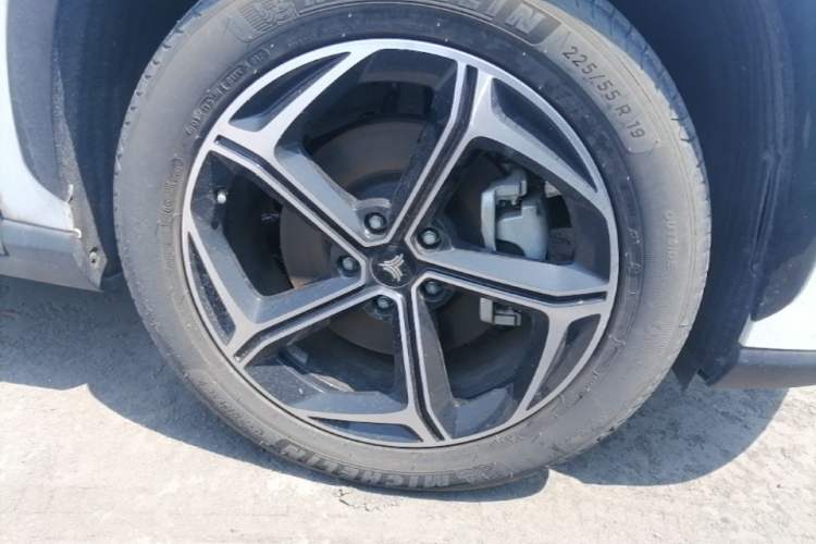 Used NETA L 2024 Extended-Range 310 Flash-Charge Red Edition Right Front Wheel Hub
