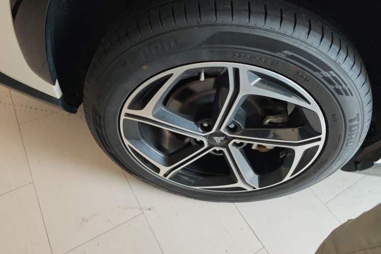 Used NETA L 2024 Extended-Range 310 Flash-Charge Red Edition Right Rear Wheel Hub