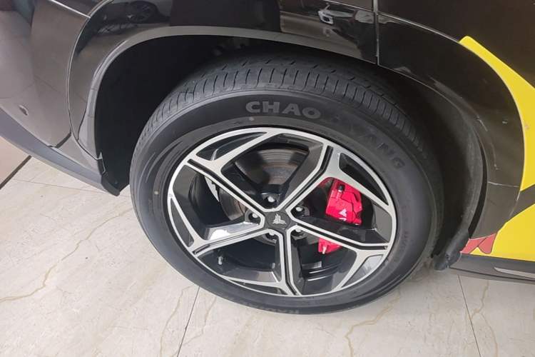 Used NETA L 2024 Extended-Range 310 Flash-Charge Red Edition Right Rear Wheel Hub
