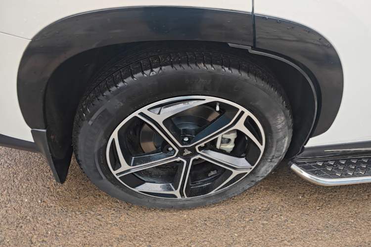 Used NETA L 2024 Extended-Range 310 Flash-Charge Red Edition Right Rear Wheel Hub