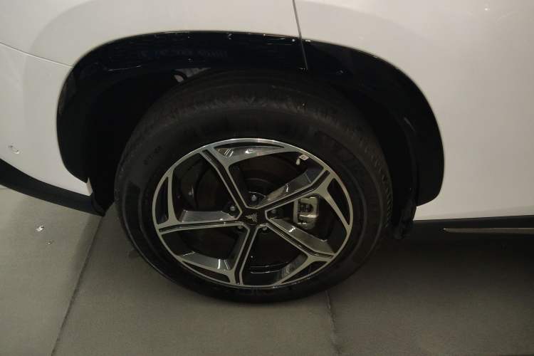 Used NETA L 2024 Extended-Range 310 Flash-Charge Red Edition Right Rear Wheel Hub