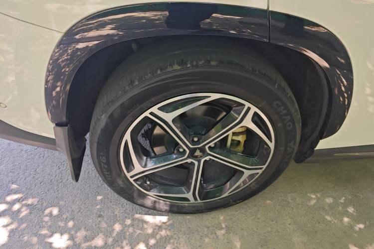 Used NETA L 2024 Extended-Range 310 Flash-Charge Red Edition Right Rear Wheel Hub