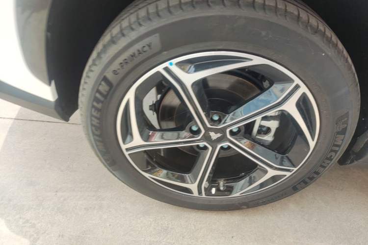 Used NETA L 2024 Extended-Range 310 Flash-Charge Red Edition Right Rear Wheel Hub