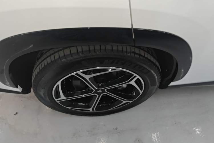 Used NETA L 2024 Extended-Range 310 Flash-Charge Red Edition Right Rear Wheel Hub