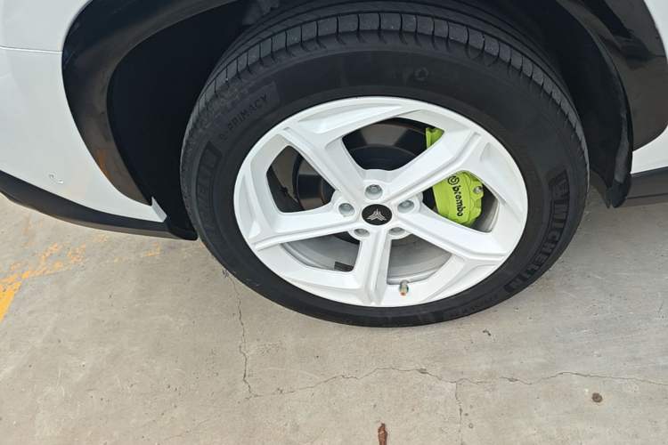 Used NETA L 2024 Extended-Range 310 Flash-Charge Red Edition Right Rear Wheel Hub