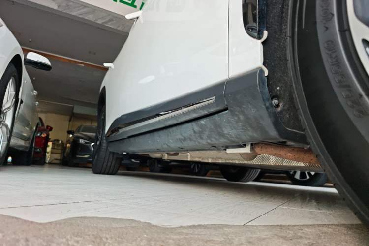 Used NETA L 2024 Extended-Range 310 Flash-Charge Red Edition Right Side Sill