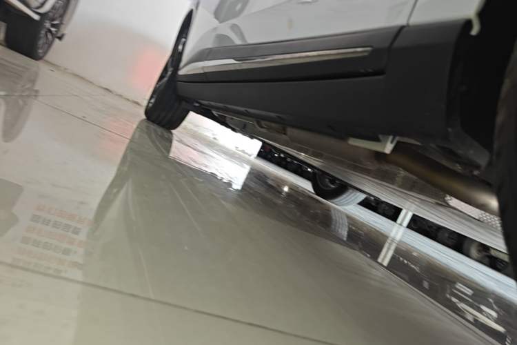 Used NETA L 2024 Extended-Range 310 Flash-Charge Red Edition Right Side Sill