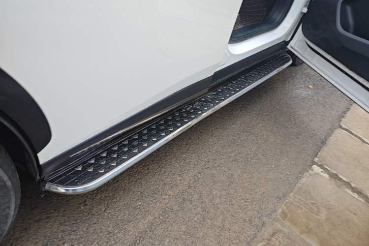 Used NETA L 2024 Extended-Range 310 Flash-Charge Red Edition Right Side Sill