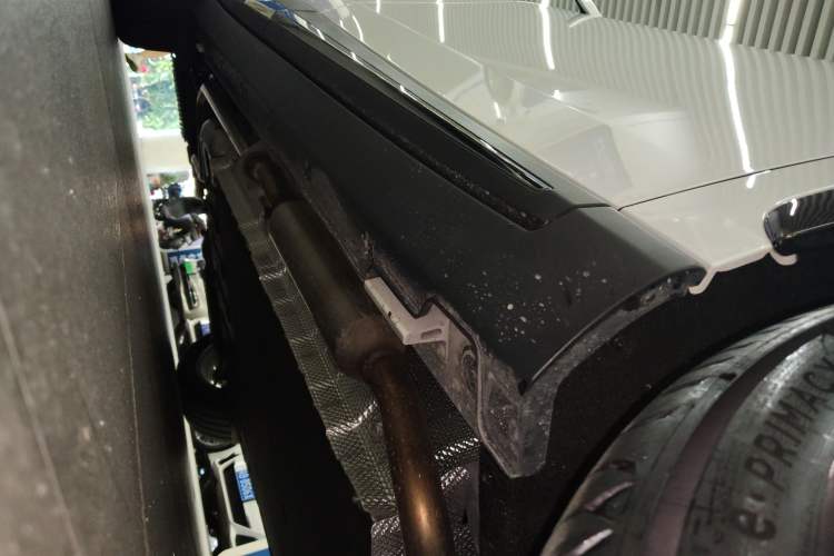 Used NETA L 2024 Extended-Range 310 Flash-Charge Red Edition Right Side Sill