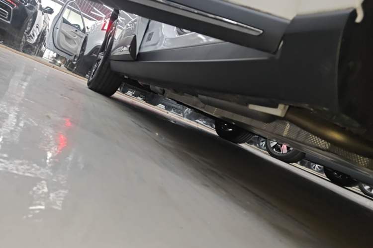 Used NETA L 2024 Extended-Range 310 Flash-Charge Red Edition Right Side Sill