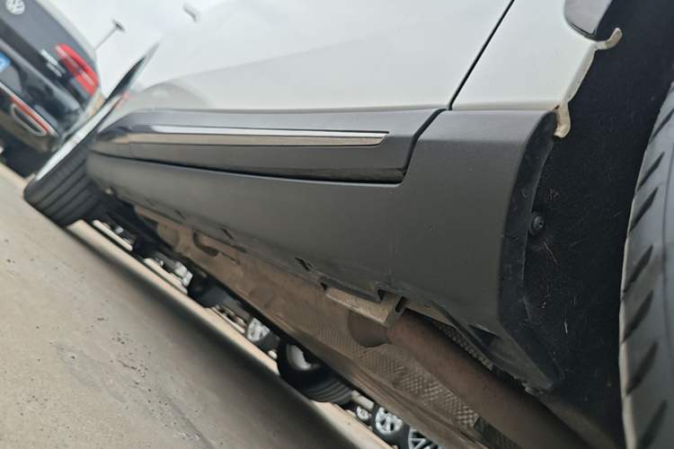 Used NETA L 2024 Extended-Range 310 Flash-Charge Red Edition Right Side Sill