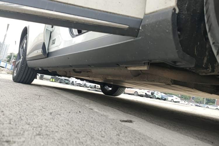 Used NETA L 2024 Extended-Range 310 Flash-Charge Red Edition Right Side Sill