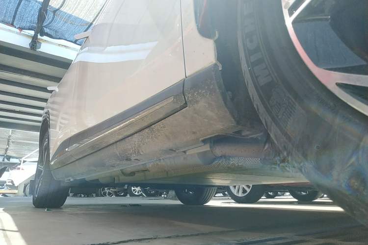 Used NETA L 2024 Extended-Range 220 PRO+ Family Package Right Side Sill