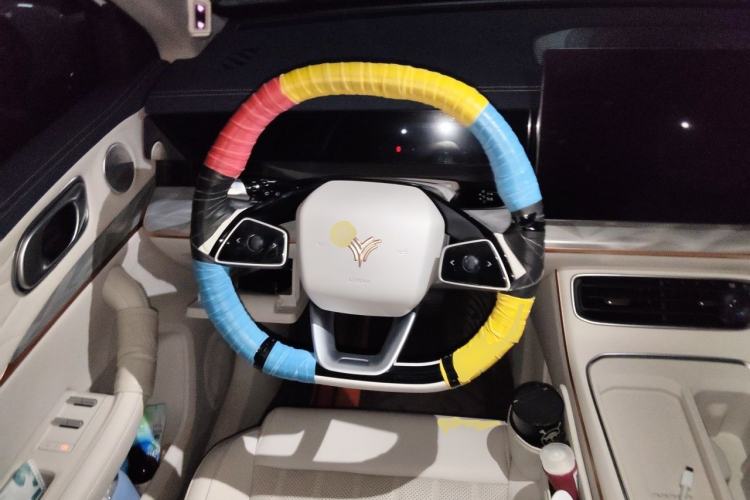 Used NETA L 2024 Extended-Range 310 Flash-Charge Red Edition Steering Wheel