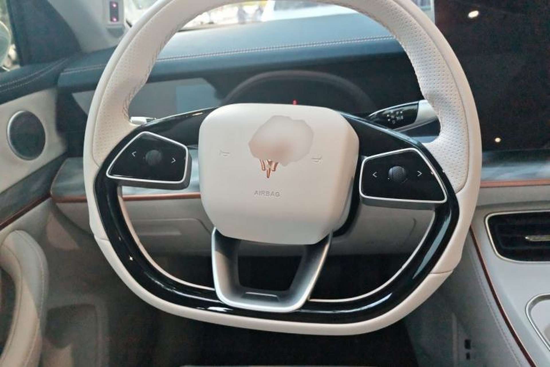 Used NETA L 2024 Extended-Range 310 Flash-Charge Red Edition Steering Wheel