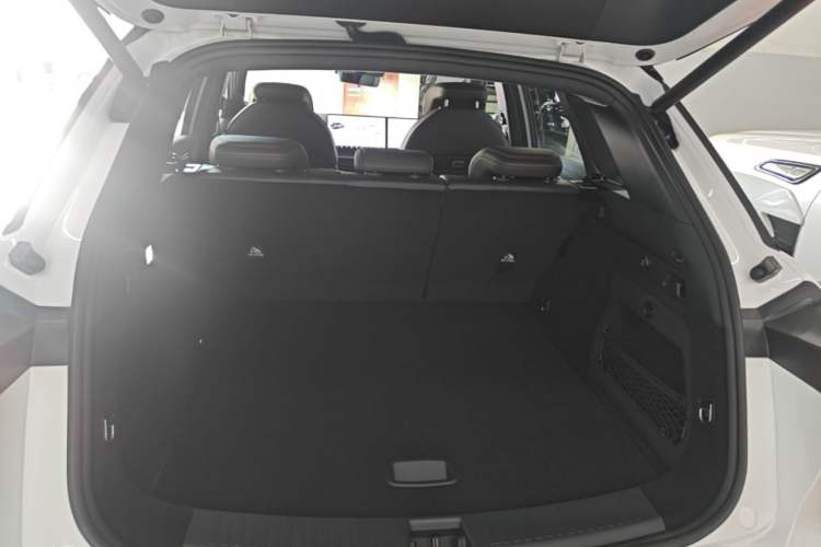 Used NETA L 2024 Extended-Range 310 Flash-Charge Red Edition Trunk
