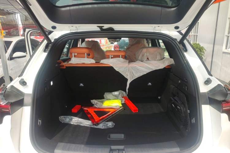 Used NETA L 2024 Extended-Range 310 Flash-Charge Red Edition Trunk