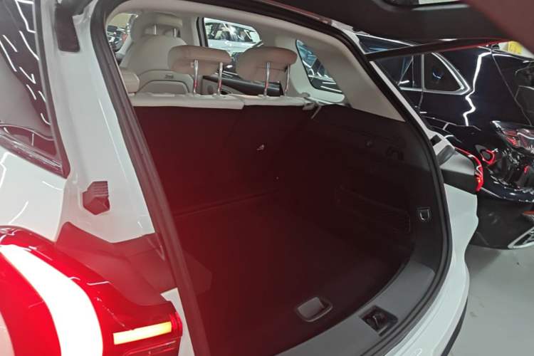 Used NETA L 2024 Extended-Range 310 Flash-Charge Red Edition Trunk