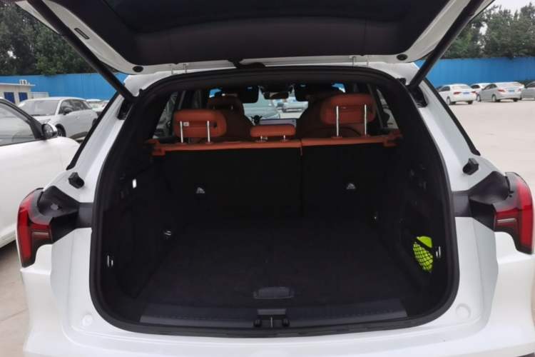 Used NETA L 2024 Extended-Range 310 Flash-Charge Red Edition Trunk