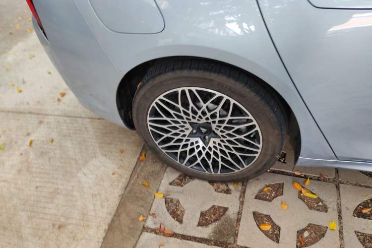 Used NETA S 2024 Pure Electric 520km Rear-Drive Lite Version Right Rear Wheel Hub