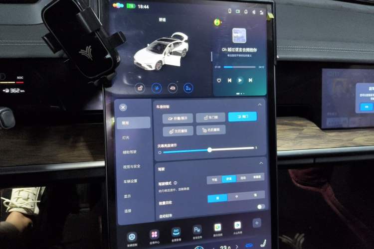 Used NETA S 2022 Pure Electric 715 km Range Rear-Wheel Drive LiDAR Version Audio And AC Panel