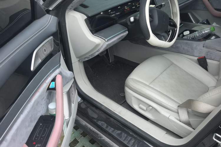 Used NETA S 2022 Extended-Range Version 1160 km Range Rear-Wheel Drive Mid-Grade Driver Seat